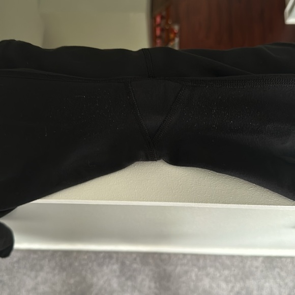 Lululemon size 6 with mesh detailing - Picture 7 of 8